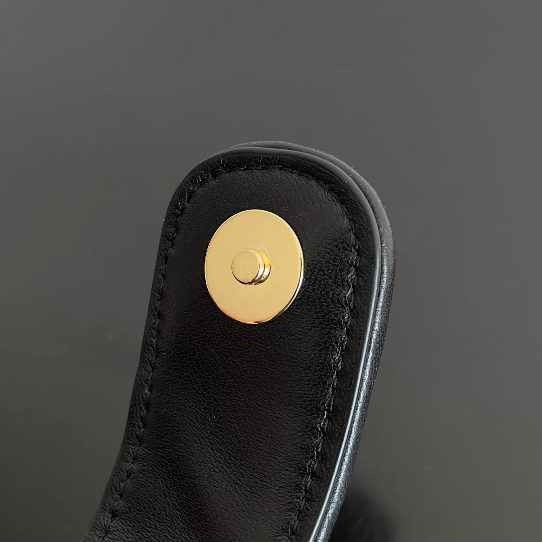 Batch 1880 BOTTEGA VENETA LAUREN 1980 small clutch bag is new! The small size that many people squat on is finally here. The self-adjustable zipper is a highlight of this bag. After being removed, it can be used as a handbag for important occasions. One bag unlocks two carrying methods at the same time. It is practical and has a unique sense of structure and beautiful lines. It is more elegant than a small cloud. It is a tribute to the classics and the pursuit of modernity. Style number: 804038 Size: 27*15*8cm